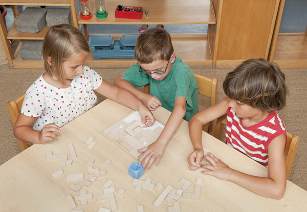 Schüler spielen mit dem wilden Würfel